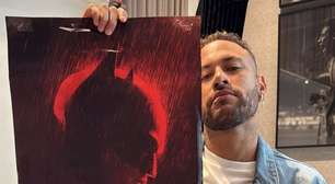 Após críticas por roupa, Neymar abre álbum de coleção do Batman