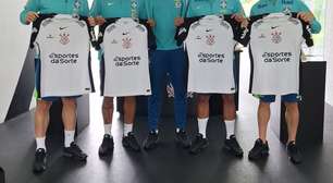 Hugo presenteia jogadores da Seleção com camisas do Corinthians; veja fotos